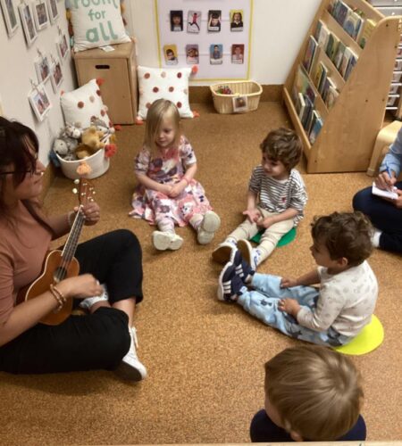 La clase es para niños de 16 meses a 3 años. Los padres o cuidadores deberán acompañar a los alumnos durante toda la clase. La clase se impartirá los jueves de 9:30 a 10:15 de la mañana.